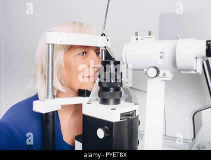 Ältere Frau, die Sehfähigkeit Untersuchung bei einer Arztpraxis Stockfoto