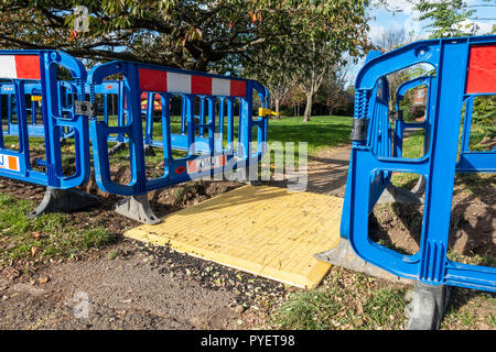 Kunststoff Barrieren um Löcher im Boden, in denen Wartungsarbeiten durchgeführt wird, kann das Herunterfahren der Fußweg. Stockfoto