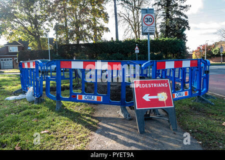 Kunststoff Barrieren um Löcher im Boden, in denen Wartungsarbeiten durchgeführt wird, kann das Herunterfahren der Fußweg. Stockfoto