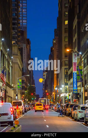 Super Mond über Manhattan Stockfoto