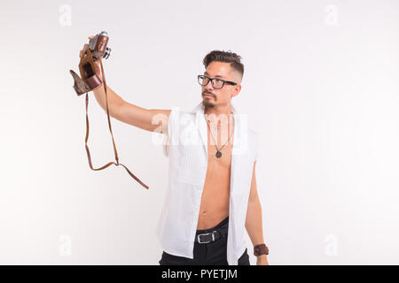 Technik, Fotografie und Personen Konzept - jungen gutaussehenden Mann im Hemd ein selfie auf weißem Hintergrund Stockfoto