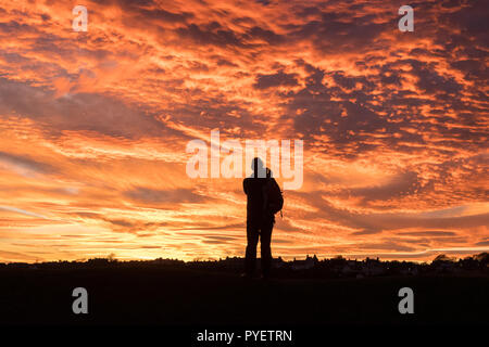 Silhouette des Menschen fotografieren ein Sonnenuntergang - Großbritannien Stockfoto