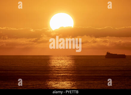 Die Sonne über dem Mittelmeer in Paphos, Zypern. Stockfoto