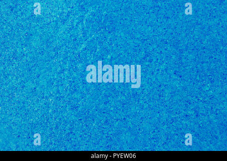 Blick von oben auf die wellige blauen Pool mit Webt auf dem Wasser Stockfoto