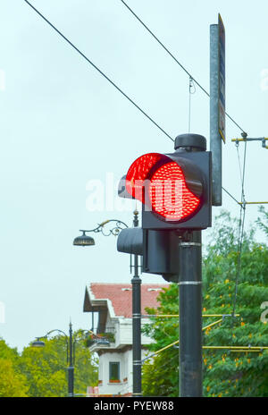 Ampel auf der Straßenbahnen leuchtet rot. Stockfoto