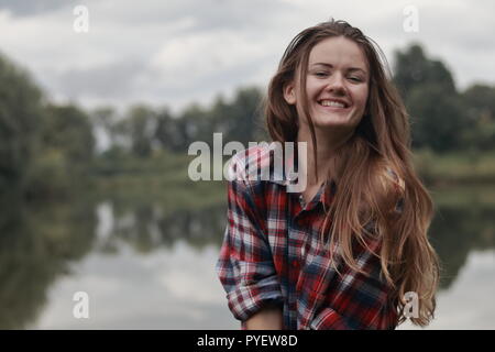 Portrait Foto des glücklichen und schönen ukrainischen Mädchen mit den Wald- und Hintergrund im Land. Stockfoto