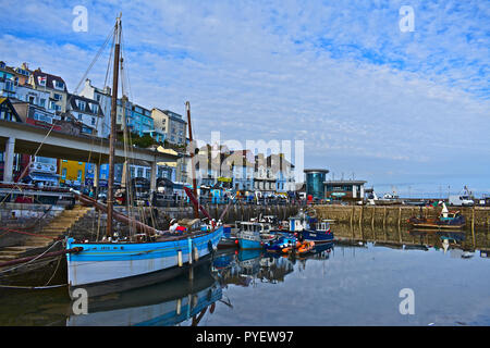 Ein Blick auf einer ruhigen Ecke der Hafen von Brixham mit einer Zusammenstellung der kleine Fischerboote und Sportboote festgemacht am Kai. England Großbritannien Stockfoto