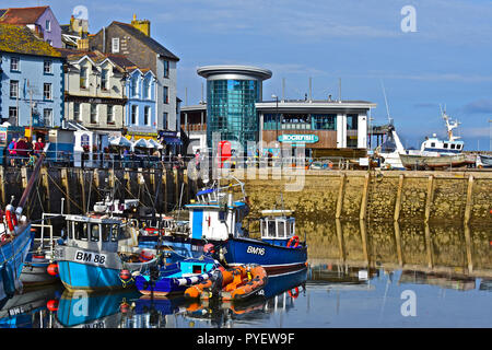 Ein Blick auf einer ruhigen Ecke der Hafen von Brixham mit einem Sortiment von kleinen Fischerbooten festgemacht am Kai. England Großbritannien Stockfoto