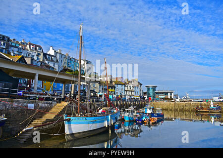 Ein Blick auf einer ruhigen Ecke der Hafen von Brixham mit einer Zusammenstellung der kleine Fischerboote und Sportboote festgemacht am Kai. England Großbritannien Stockfoto