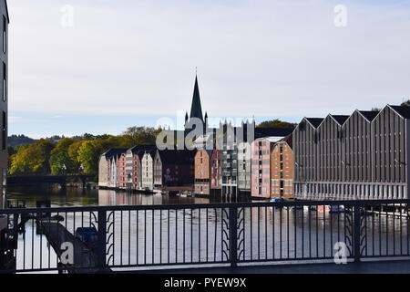 Ein Blick von der Brücke: Nidelva Fluss mit Nidarosdom, Altstadt Brücke und Gebäuden entlang, riveside Tondheim, Norwegen. Stockfoto