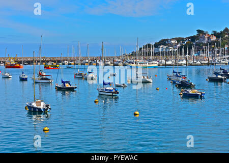 Die westliche Dame Passagierfähre macht seinen Weg vorbei an Freizeitaktivitäten Handwerk im Hafen von Brixham, Brixham, Devon, England, Grossbritannien günstig Stockfoto