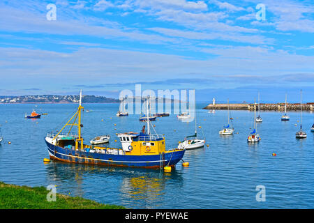 Einen ruhigen Blick auf den Eingang zum Hafen Birxham in Richtung Torquay in der Ferne. Brixham, Devon, England, Großbritannien Stockfoto