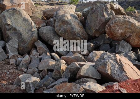 Stapel von Rock auf der Baustelle Stockfoto