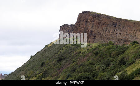 Die Salisbury Crags sind atemberaubend Klumpen von felsigen Klippen, die innerhalb Hollyrood Park, in der Nähe des Schottischen Parlaments Gebäude, im Stadtzentrum von Edinburgh. Von oben sehen Sie den größten Teil der Stadt. Lohnt sich auf dem Weg nach oben. Stockfoto