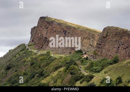 Die Salisbury Crags sind atemberaubend Klumpen von felsigen Klippen, die innerhalb Hollyrood Park, in der Nähe des Schottischen Parlaments Gebäude, im Stadtzentrum von Edinburgh. Von oben sehen Sie den größten Teil der Stadt. Lohnt sich auf dem Weg nach oben. Stockfoto