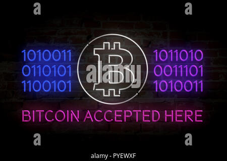 Blockchain cryptocurrency Symbol auf Mauer Hintergrund. Bitcoin akzeptiert hier 3D neon Lights 3D-Abbildung. Stockfoto