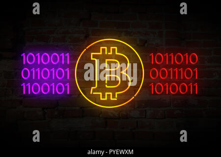 Bitcoin Mining Konzept - Neonröhre mit cryptocurrency Symbol und glühenden binäre Zahlen auf Mauer Hintergrund. Retro Style 3D-Abbildung. Stockfoto