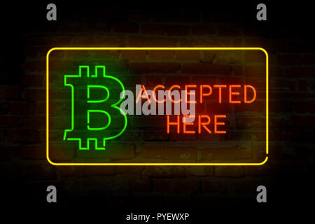 Bitcoin hier Neonlicht auf Mauer abstrakt Hintergrund 3D Illustration akzeptiert. Blockchain crypto Währungssymbol. Stockfoto