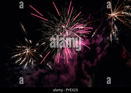 Gold, vilot und weiße Farbe Fire Works während Fest während des Festes von xewkija. st Jhon des Täufers. auf einem schwarzen Hintergrund Himmel bei Nacht isoliert. Mals Stockfoto