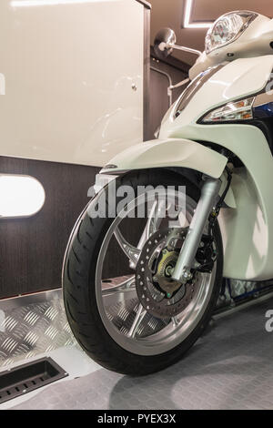 Weiße Motorrad verstaut in einem großen Caravan Garage, Schweiz Stockfoto