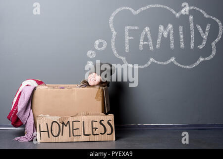 Obdachlose Mädchen im Plastiketui Stockfoto