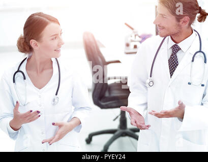 Zwei Ärzte Treffen im Krankenhaus-Empfangsbereich Stockfoto