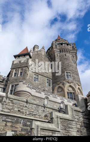 Blick auf die Fassade, Casa Loma Neugotischen Stil Villa und Garten im Zentrum von Toronto, Ontario, Kanada Stockfoto