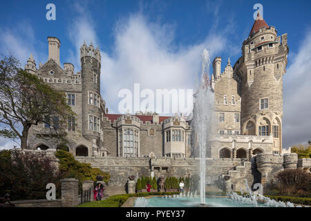 Blick auf die Fassade, Casa Loma Neugotischen Stil Villa und Garten im Zentrum von Toronto, Ontario, Kanada Stockfoto