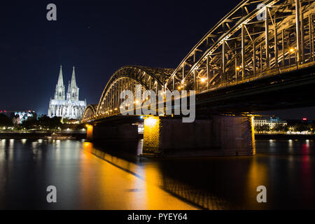 Brücke und der Dom von Köln bei Nacht. Köln, Deutschland Oktober 2018 Stockfoto