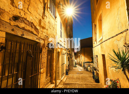 Die alte Straße im historischen Viertel Panier von Marseille im Süden Frankreichs in der Nacht Stockfoto