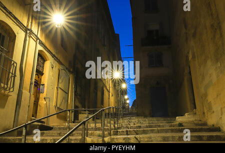 Die alte Straße im historischen Viertel Panier von Marseille im Süden Frankreichs in der Nacht Stockfoto