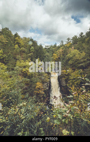 Blick von oben auf die wichtigsten Fälle bei Bushkill Falls in Poconos, PA, umgeben von üppigen Herbst Laub Stockfoto