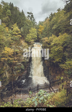 Bushkill Falls in Poconos, PA, umgeben von üppigen Herbst Laub Stockfoto