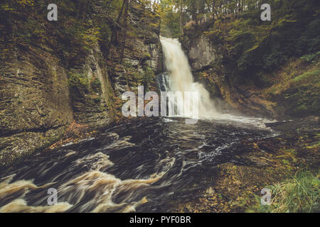 Bushkill Falls in Poconos, PA, umgeben von üppigen Herbst Laub Stockfoto