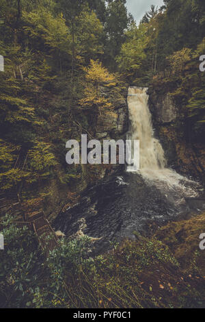 Bushkill Falls in Poconos, PA, umgeben von üppigen Herbst Laub Stockfoto