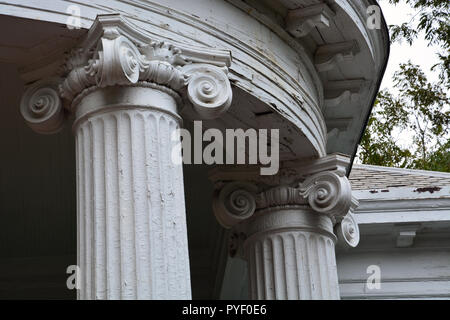 Nahaufnahme der klassischen Ionische Ordnung Spalten auf die historischen Tucker Haus in Raleigh North Carolina Oakwood Nachbarschaft. Stockfoto