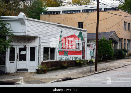 Ein klassisches Zeichen für Coca Cola auf der Seite einer alten Eckladen in der historischen Oakwood Nachbarschaft von Raleigh North Carolina. Stockfoto