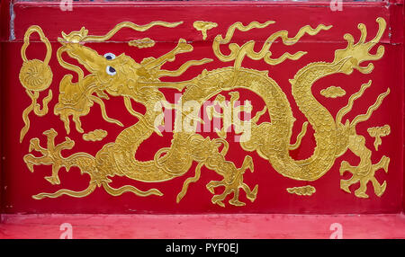 Reich verzierte Chinise dragon Motiv in goldener Farbe auf rotem Hintergrund Beijing, China Stockfoto