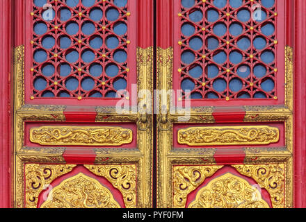 Prunkvollen roten Holztür mit Gold Trim und traditionellen chinesischen Design an der Verbotenen Stadt in Peking, China Stockfoto
