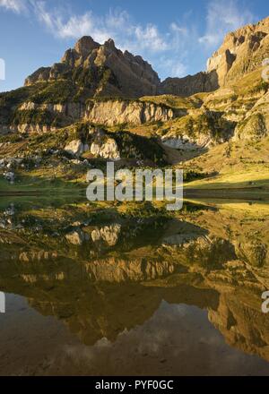 Morgen Licht und Wasser bei Ibon de Piedrafita Stockfoto