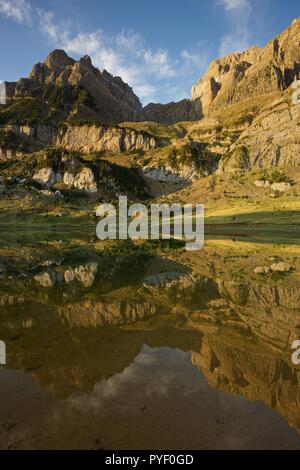 Morgen Licht und Wasser bei Ibon de Piedrafita Stockfoto