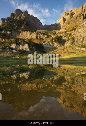 Morgen Licht und Wasser bei Ibon de Piedrafita Stockfoto