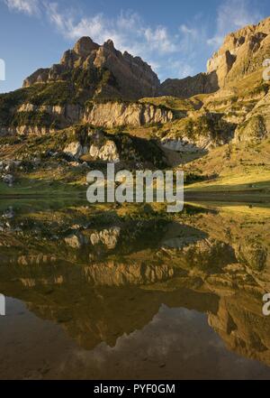 Morgen Licht und Wasser bei Ibon de Piedrafita Stockfoto