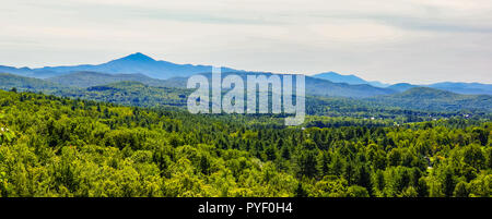 Banner der Kamele Höcker Berg im Spätsommer, grünen Bergen von Vermont Stockfoto