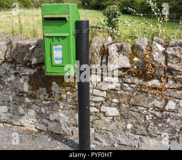 Helle grüne ländliche post mail box auf Irischen Country Road Stockfoto