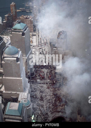 Sep 13, 2001 - Antennen der schwelende World Trade Center, Ground Zero nach den Terroranschlägen des 11. September, 2001. Foto von Gary Ell Stockfoto