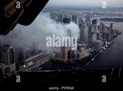 Sep 13, 2001 - Antennen der schwelende World Trade Center, Ground Zero nach den Terroranschlägen des 11. September, 2001. Foto von Gary Ell Stockfoto