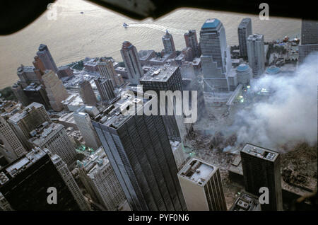 Sep 13, 2001 - Antennen der schwelende World Trade Center, Ground Zero nach den Terroranschlägen des 11. September, 2001. Foto von Gary Ell Stockfoto
