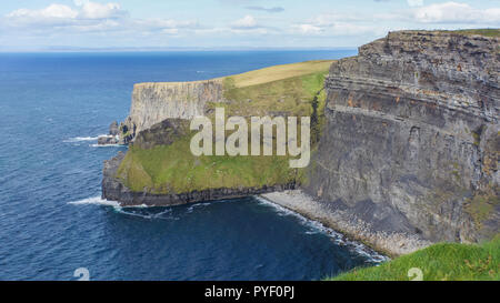 Blick auf die Klippen von Moher über den Atlantischen Ozean in der Grafschaft Clare, Irland Stockfoto