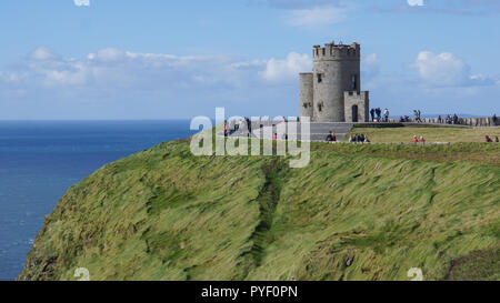 O'Brien's Tower gebaut im Jahre 1835 als Aussichtspunkt für Touristen, die Klippen von Moher über den Atlantischen Ozean in der Grafschaft Clare, Irland drohenden Stockfoto